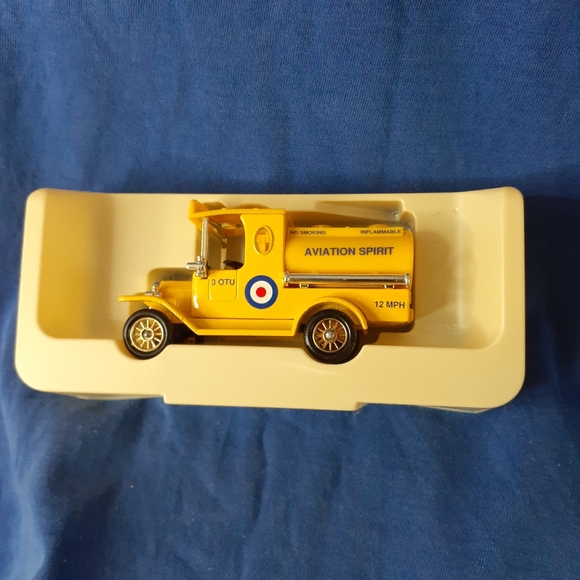 Rare Lledo Die Cast RCAF Tanker 1 of 1000 Certified Promotional $12.50 🇨🇦 Ship - Picture 10 of 14